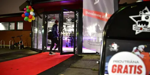 Fit4Fight Gym - Träning för alla! Välkommen till ett av Göteborgs största och mest hyllade träningscenter!&nbsp;Här hittar du ett unikt koncept för hela familjen med flera olika träningsformer i ett och samma medlemskap. Vi har olika kampsporter så som Boxning, Thaiboxning, Kickboxning, MMA, Submission Grappling och Girls Only. Vi har olika typer av grupp/fyspass så som CrossFit, FightFys, Box n Burn, Hot Yoga, Hot Booty m.m. För de minsta har vi kampsportslek, BJJ Bullyproof och ett stort lekland med barnpassning.Vi har något för alla, tjej som kille, ung som gammal, motionär som proffs! Träning för alla är vårt motto och kamratskap, glädje och utveckling är våra ledord!Klicka gärna länken nedan för att del av våra 400+ omdömen på Google!Martin LodinMartin är grundare, ordförande i föreningen och numera huvudansvarig för vår Submission Grappling-sektion. Martin har tränat själv och varit instruktör sedan 2006 när han grundade föreningen. Han har instruerat i flera stilar så som MMA, Thai/Kickboxning, BJJ, Submission Grappling och CrossFit. Han har tagit flera medlemmar från noll erfarenhet till svenska mästare i flera av våra stilar. När han var huvudansvarig för MMA-sektionen år 2021 blev vi dessutom Sveriges främsta MMA-klubb då vi vann hela MMA-ligan.Här är de 15st mest sökta gymmen på GymKarta i Juli 2023Nordic Wellness Lindholmen på Lindholmsallén 20 i GöteborgSATS Gamlestaden på Gamlestadstorget 7 i GöteborgSTC Sävedalen - Göteborgsvägen 104 - GymKarta.seSTC munkebäck på Munkebäcks Allé 26 i GöteborgNordic Wellness Göteborg Kviberg Arena - GymKarta.seNordic Wellness Kungälv Kongahälla - GymKarta.seActic Lerum - Vattenpalatset på Häradsvägen 3 i Lerum&nbsp;Maximus Gym Brunnsbo på Folkvisegatan 15 i GöteborgSATS Hovås på Björklundabacken 2 i Hovås - GymKarta.seNordic Wellness Backaplan på Gustaf Dalénsgatan 13Fitness24Seven på Lergöksgatan 6 i Västra FrölundaSATS Askim (Sisjön stora) på Ekonomivägen 6 i AskimSTC på Ekenleden 10 i Kållered - GymKarta.seNordic Wellness Marklandsgatan - GymKarta.seNordic Wellness på Vasagatan 7 i Göteborg